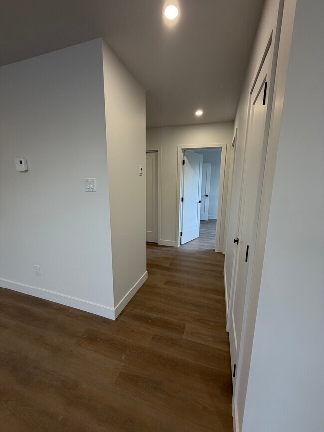 Building Photo - 846 Rue Principale