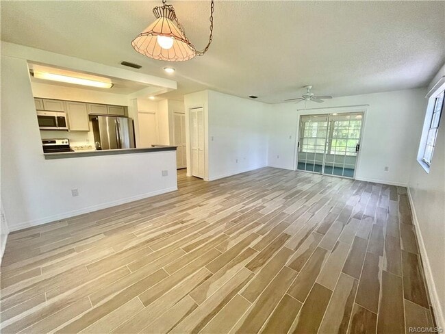 Building Photo - 3742 N Lakeside Village Dr