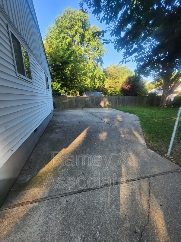 Building Photo - 3022 Betty Ln