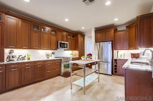 Building Photo - 913 Glendora Dr
