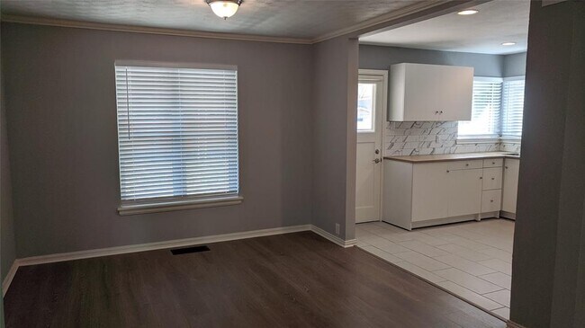 Building Photo - 5016 W Mockingbird Ln
