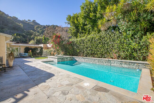 Foto del edificio - 1628 Benedict Canyon Drive