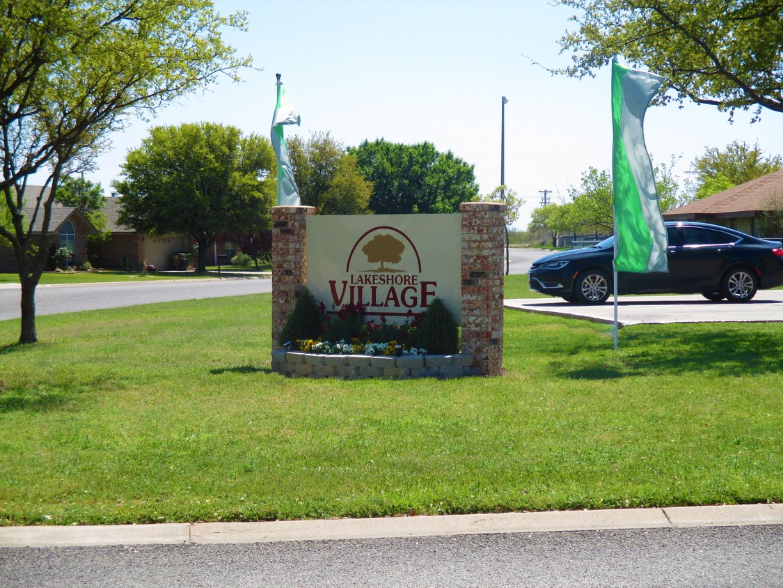 Primary Photo - Lakeshore Village