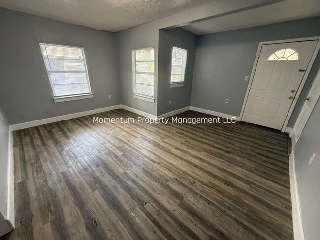 Photo - Completely Renovated Adorable 2/1- DONT MISS OUT!!! House