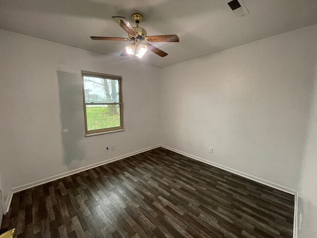 Building Photo - Available Now 3 bedroom 2 full bathroom in...
