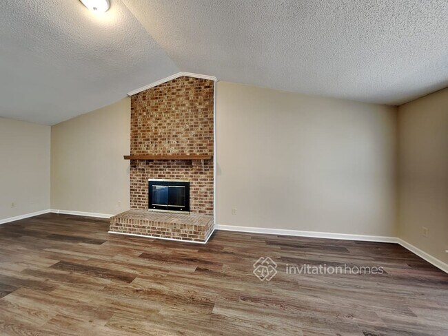 Foto del edificio - 5625 Running Wood Ln
