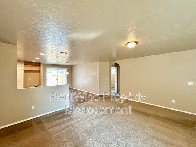 Building Photo - 715 N Paddington Way