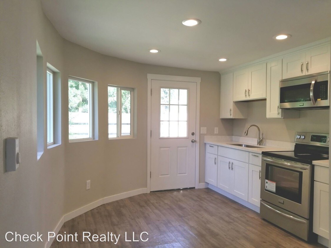 Foto principal - 10806 NE Prescott St