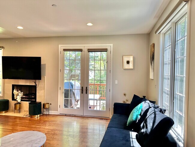 Building Photo - 1509 Stonegate Manor