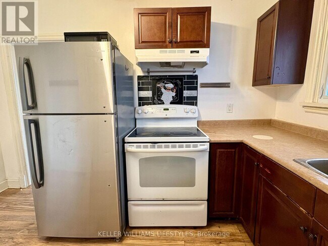 Building Photo - 678 Oxford St E