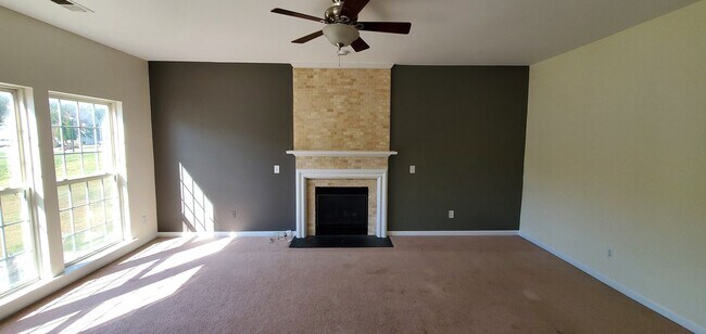 Building Photo - 4 Bedroom House Jamestown