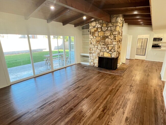 Foto del edificio - Wonderfully Upgraded 3 Bedroom 2 Bath Fullerton Home with Office!