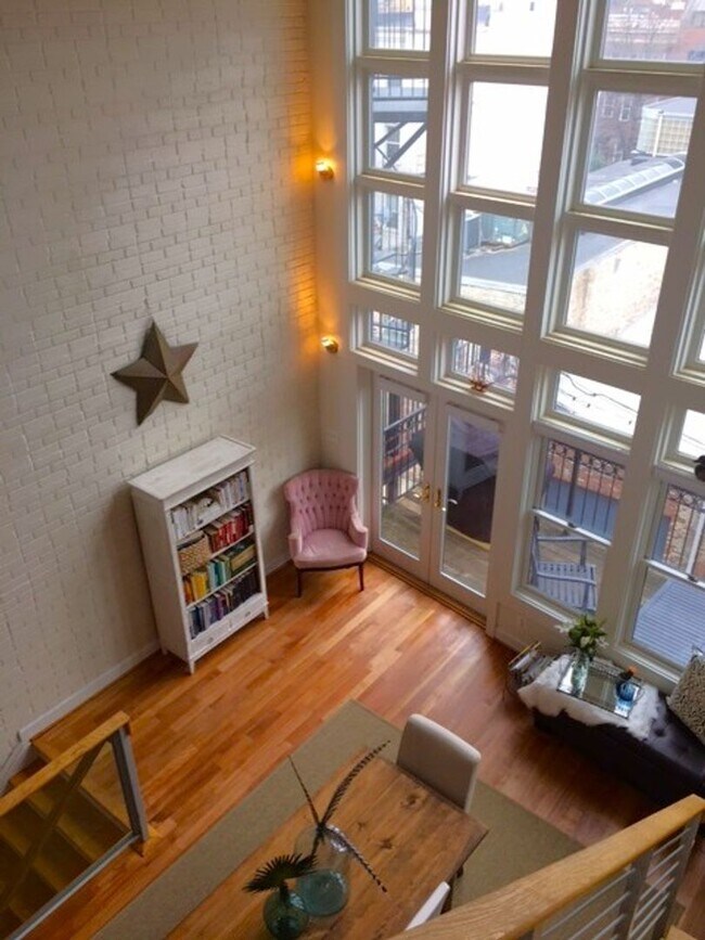 Foto del edificio - Logan Circle Light Filled One Bedroom with Den Loft with Balcony and Parking!