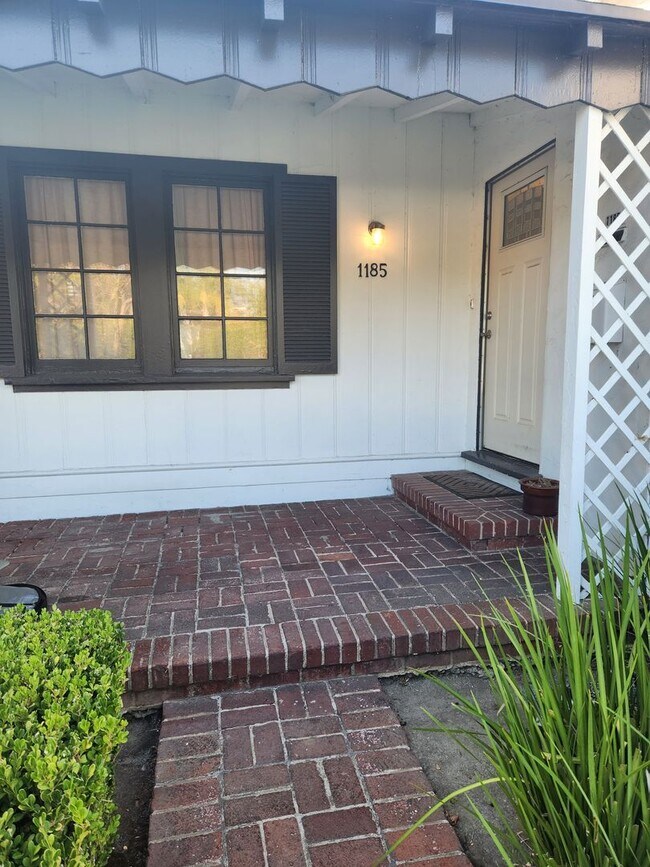 Foto del edificio - Miracle Mile 3bed/2 bath House with two Gated Yards for Lease!