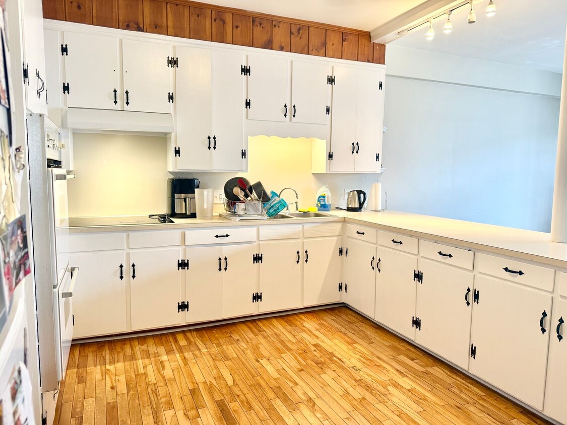 Photo - 366 Main St Yarmouth