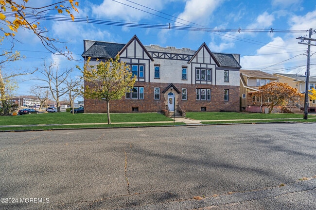 Building Photo - 922 4th Ave