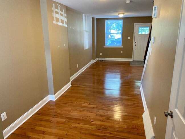 Building Photo - Beautiful 3-Bedroom Townhouse in the Heart...