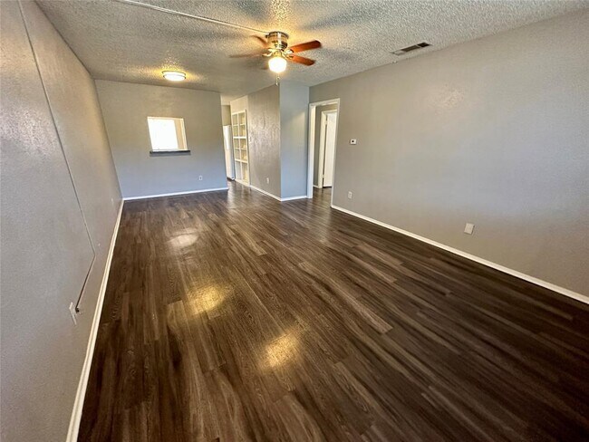 Building Photo - 305 W William Cannon Dr