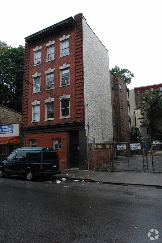 Building Photo - 22 Lawrence Pl