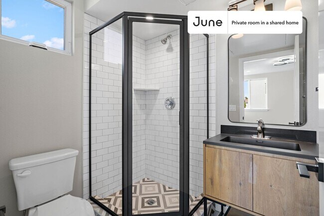 Foto del edificio - Room in Shared 5 bed/5 bath home in Boyle Heights