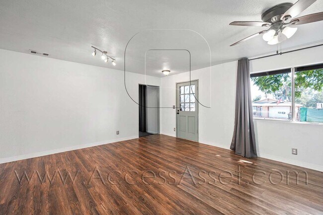 Building Photo - Charming 2 Bed/1 Bath Home + Bonus Room Ho...