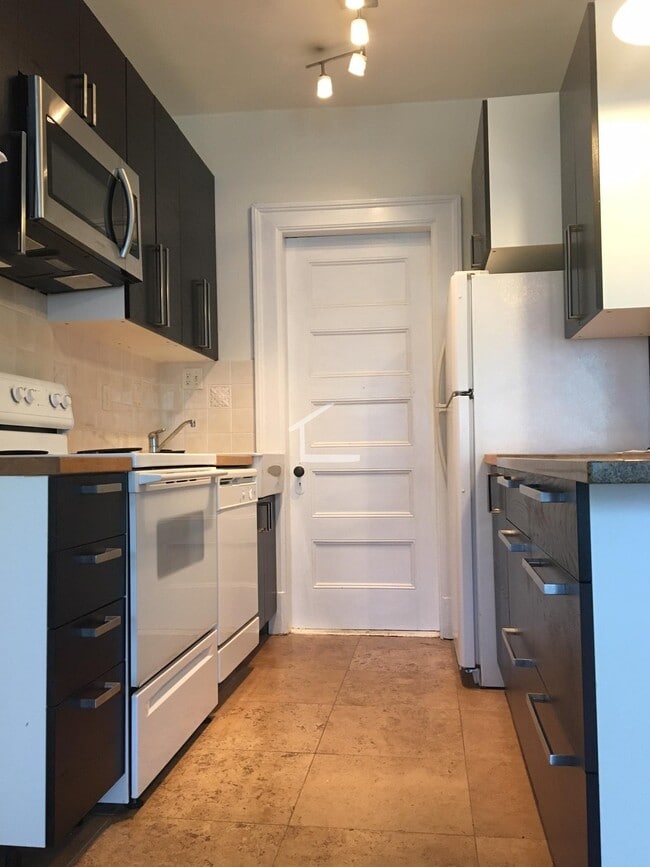 Building Photo - 849 Beacon St