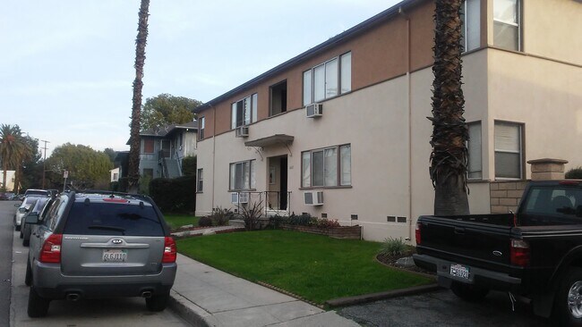 Foto del edificio - 6400 Roble Ave
