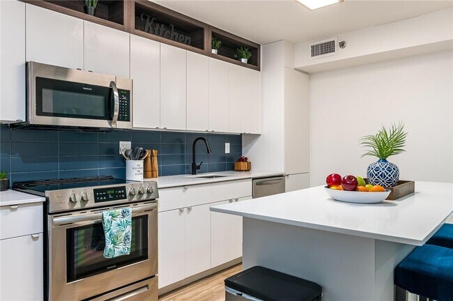 Building Photo - 7568 Regency Lake Dr