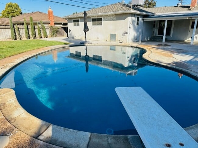 Building Photo - $2,300 First & Bullard 3 Bedroom, Pool, Ho...