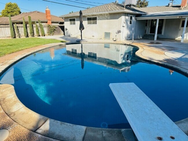 Foto del edificio - $2,300 First & Bullard 3 Bedroom, Pool, Ho...