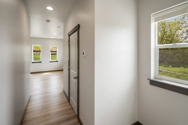 Building Photo - Gorgeous 3 Bedroom condos with double stall attached garages with AC-one pet negotiable!!!!