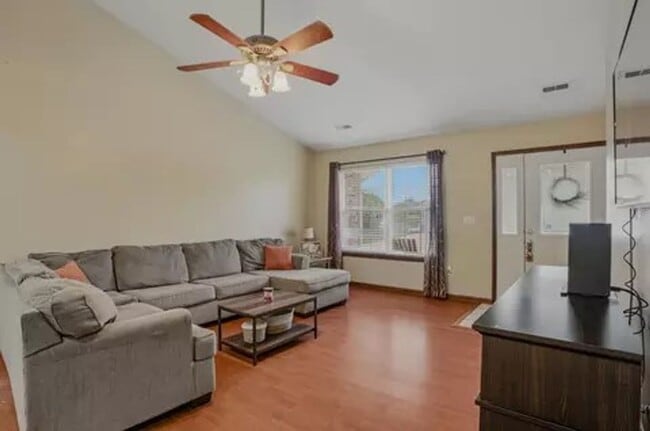 Building Photo - Nice 3 Bedroom 2 Bathroom House In Souther...