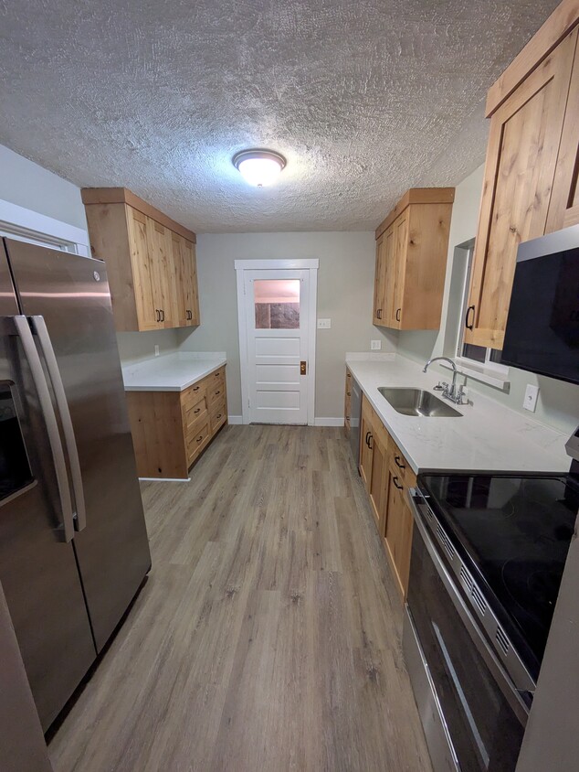 Kitchen - 1432 Childs Ave
