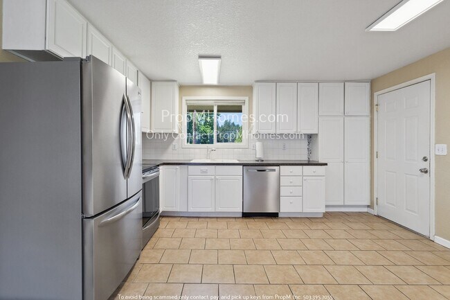 Foto del edificio - Charming Apartment Available now! With A/C...