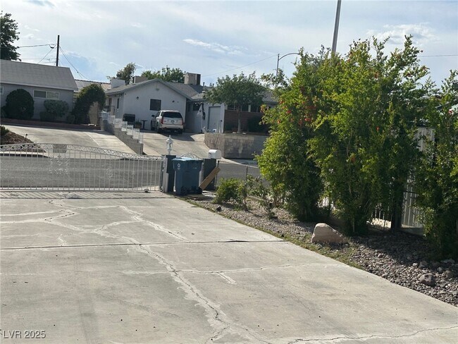 Foto del edificio - 504 Falcon Ln