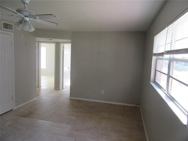 Foto del edificio - 463 76th Ave N