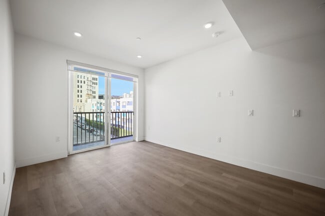 Building Photo - 7050 Hawthorn – Apartments & Co-Living