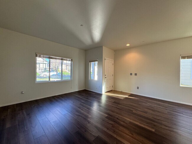 Foto del edificio - 2 Bed, 3 Bath in Cordata Neighborhood