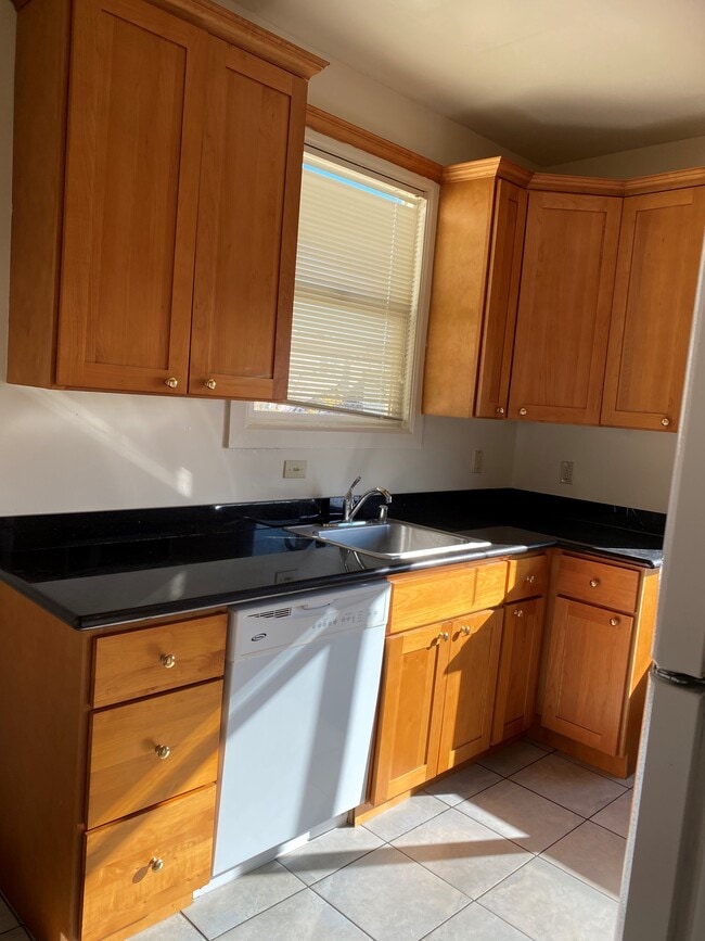 Building Photo - 847 Warfield Ave