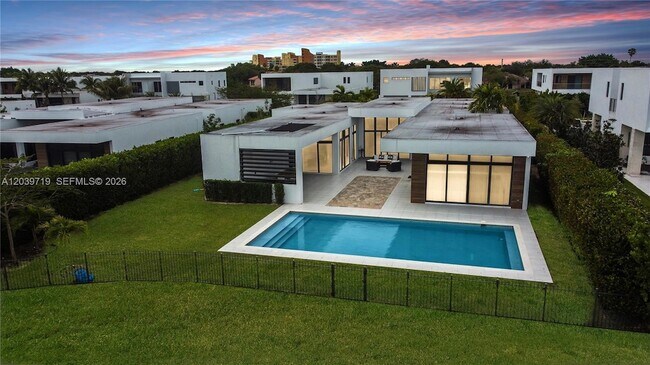 Foto del edificio - 16640 Sunset Way