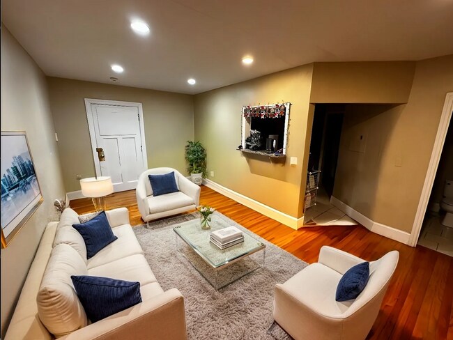 Foto del edificio - Exquisitely Renovated 4Bed Near BU and Longwood. Heat/HW incl; move-in cost rebate available