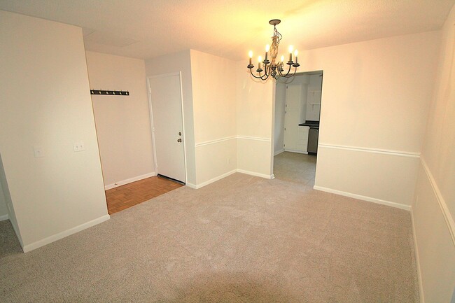 Building Photo - 2 Bedroom Condo in South Park!