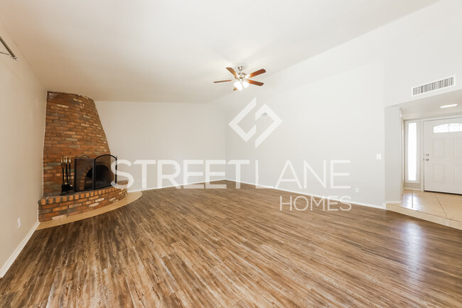 Building Photo - Pool Home - 3 Bedroom/2 Bath