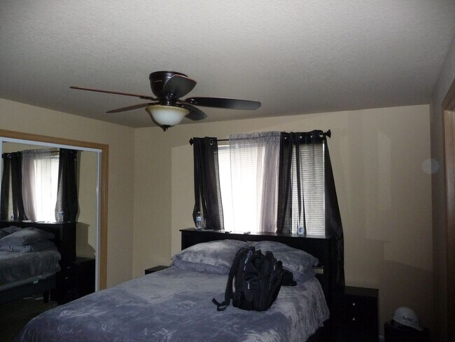 Foto del edificio - 705 Yellow Bird Ln NE