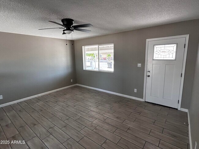 Foto del edificio - 4736 E Burgess Ln