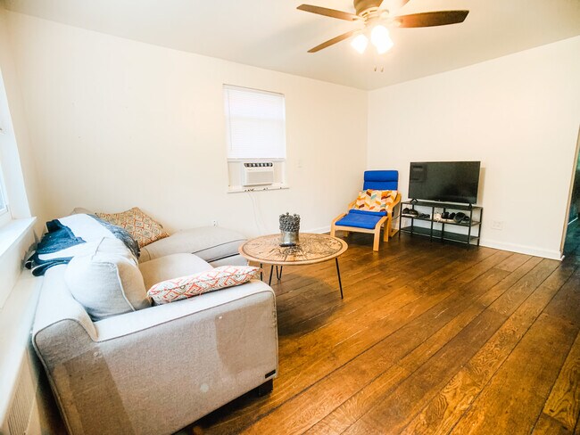 Sala de estar #2 - 6408 Kennedy Ave
