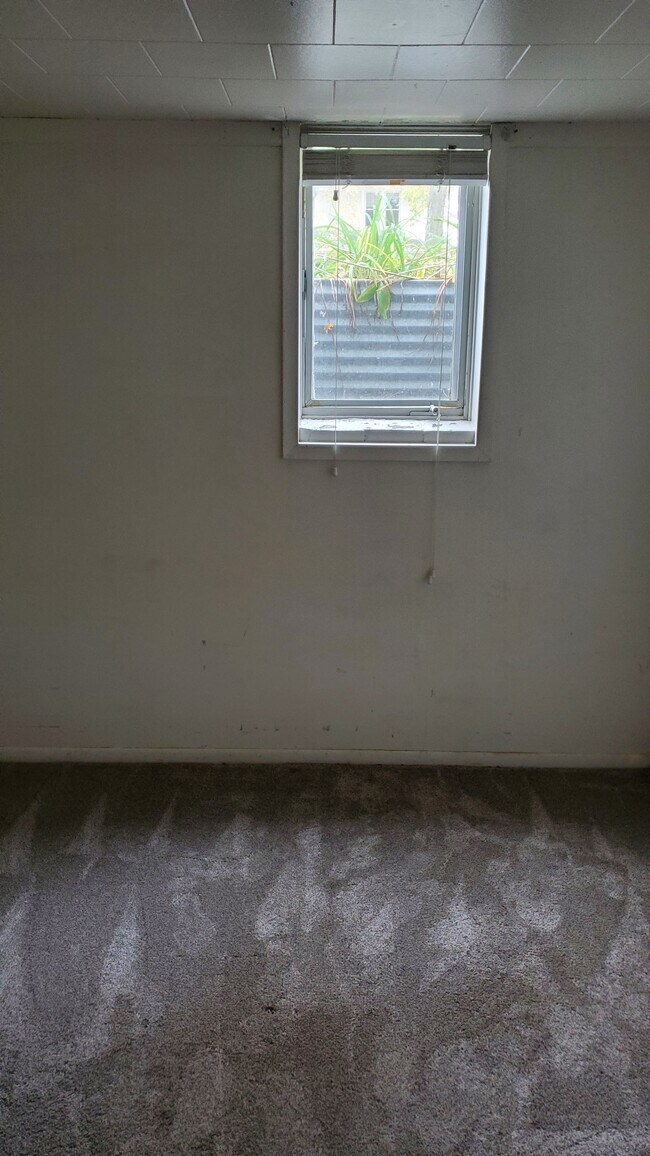 bedroom - 423 4th St NW