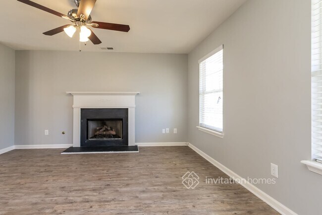 Building Photo - 4502 Lake Park Dr