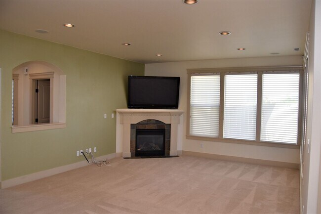 Foto del edificio - Ruston Custom Home with Amazing Views of P...