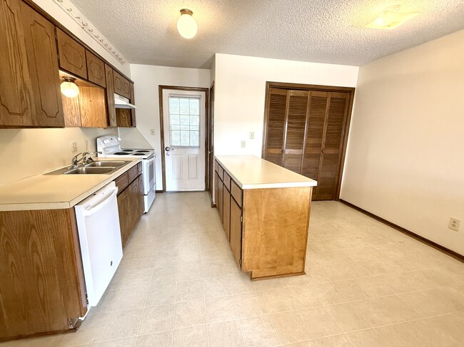 Building Photo - 2208 Shenandoah Dr